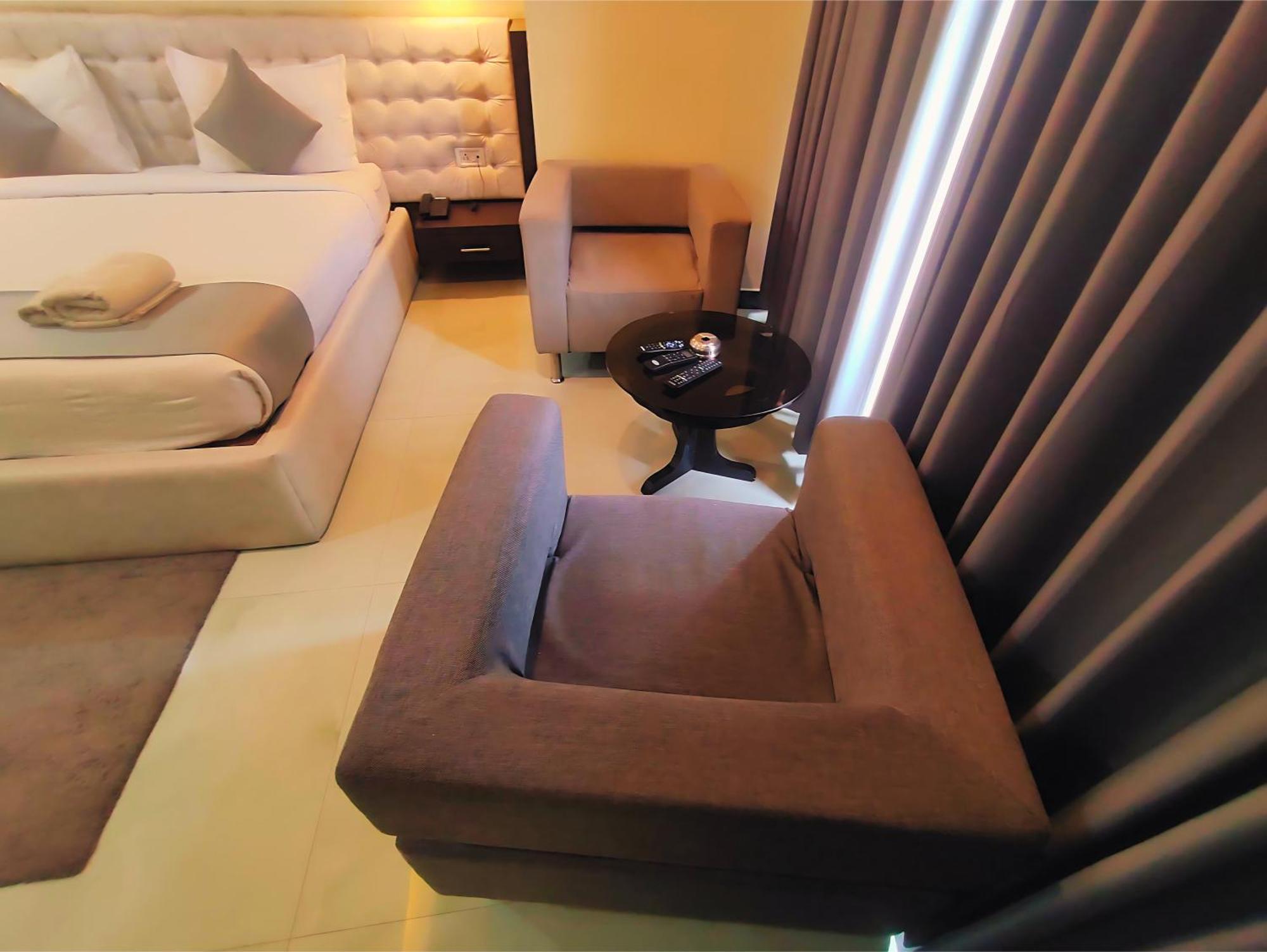 Hotel Papilio Māldah エクステリア 写真
